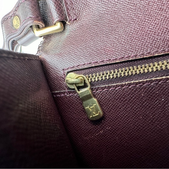 AUTHENTIC Louis Vuitton Taiga Clutch. Burgundy. - Picture 7 of 16